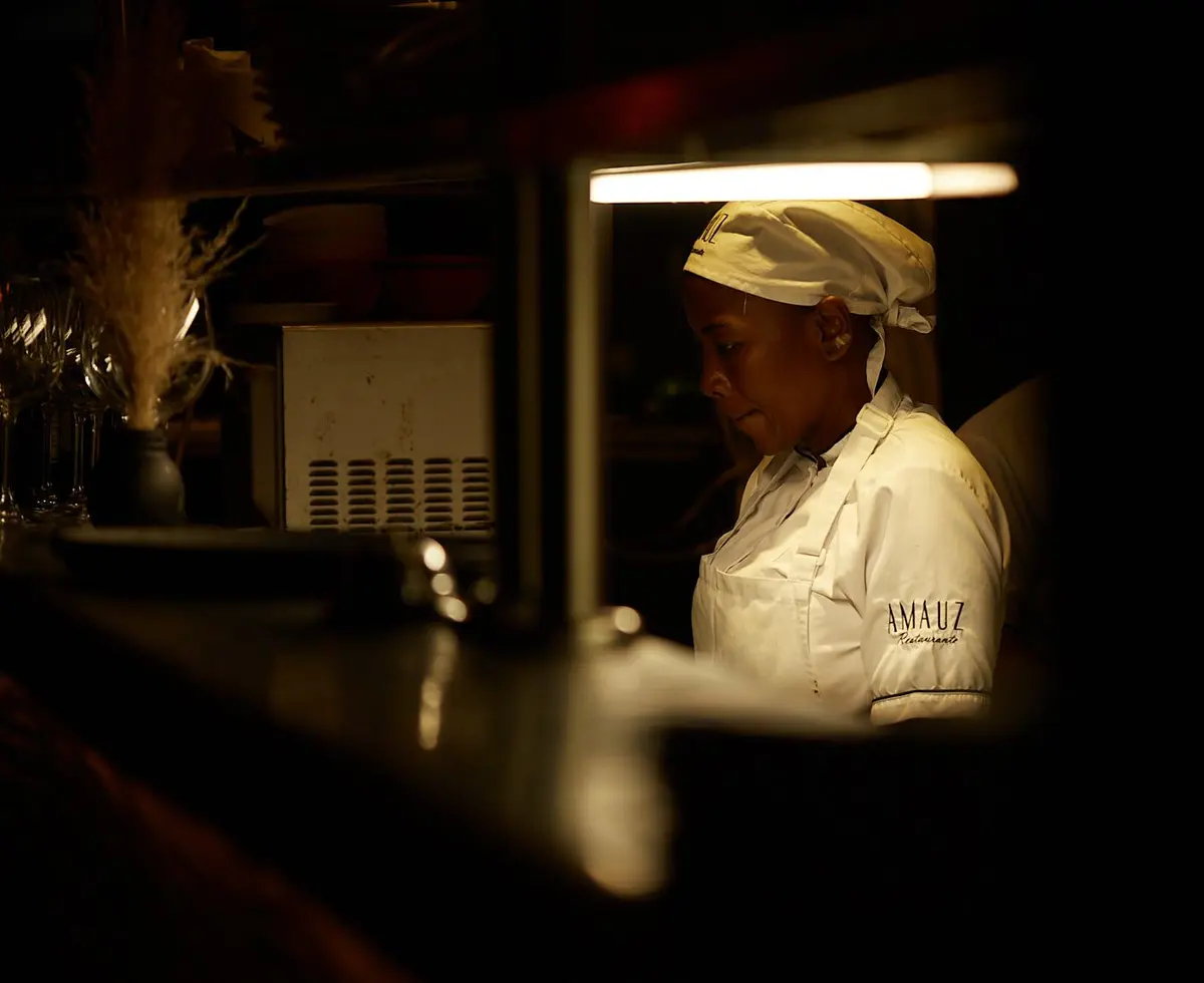 Chef de AMAUZ en la cocina abierta